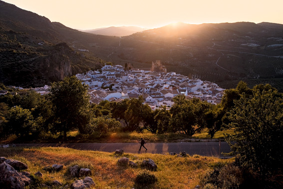 Zonsondergang bij het romantische dorpje Zuheros, dat in een klief tussen rotsen is gebouwd en wordt omringd door olijfgaarden.