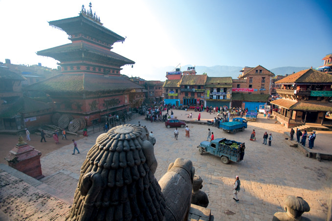 Op het grote plein van het Nepalese plaatsje Baktapur kun je elke ochtend offerandes zien.