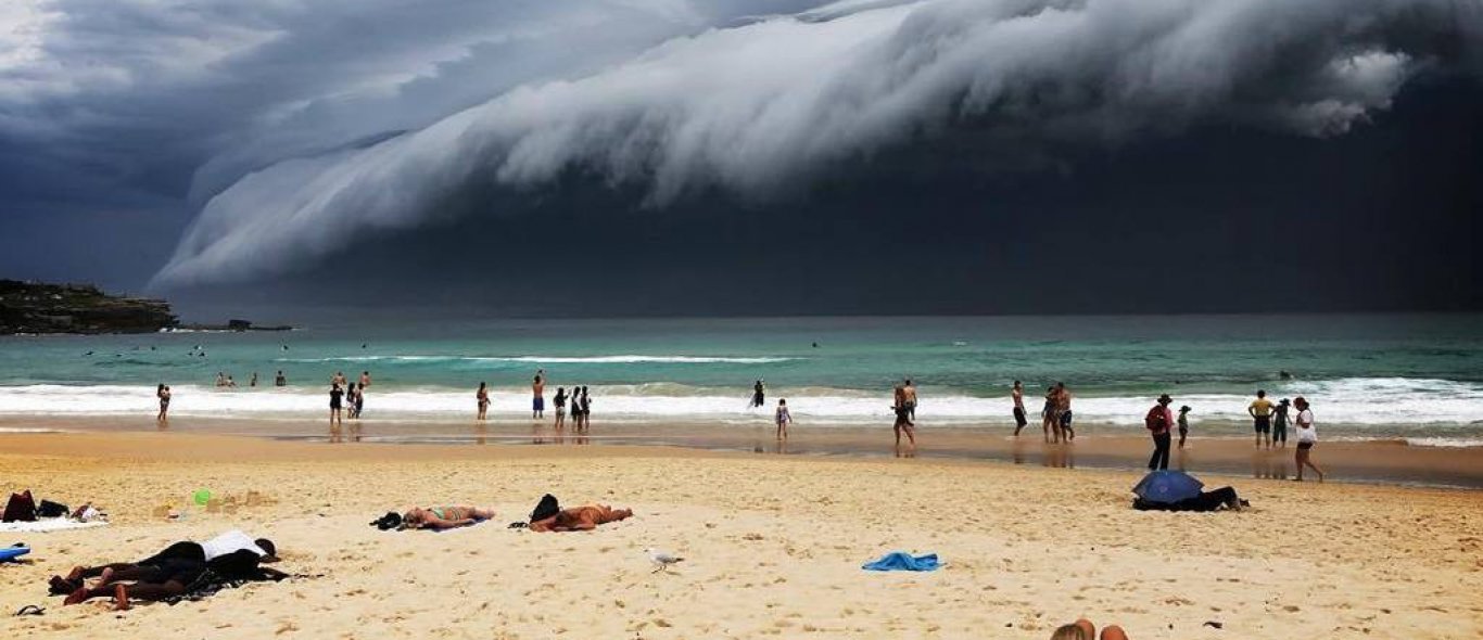 Tsunami-wolk trekt over Sydney image
