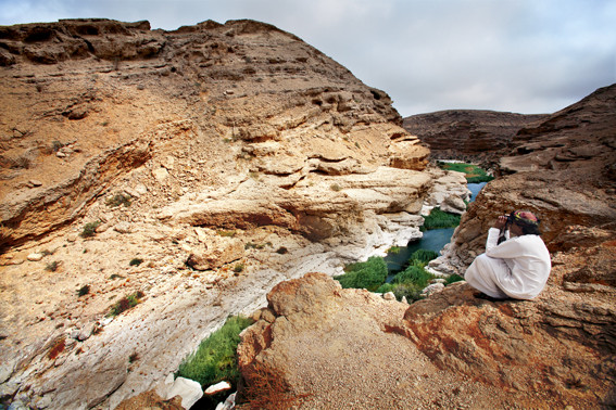 Wadi's, rotsachtige rivierbeddingen, vormen het spectaculaire visitekaartje van Oman. Foto: Louise ten Have