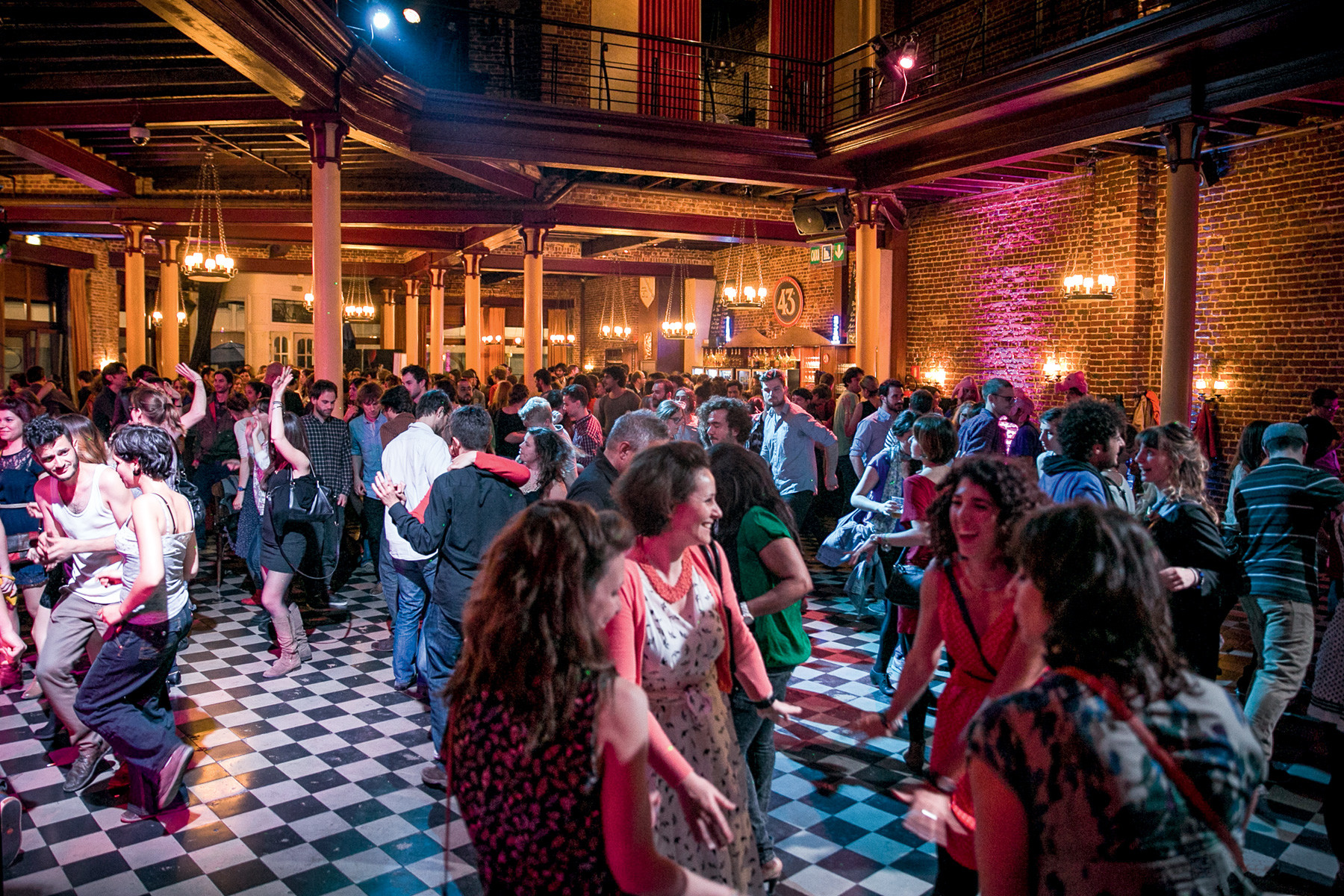 Muziektrend in Brussel: de swing. In de club La Tentation gaan de voetjes van de vloer. Foto: Snappp