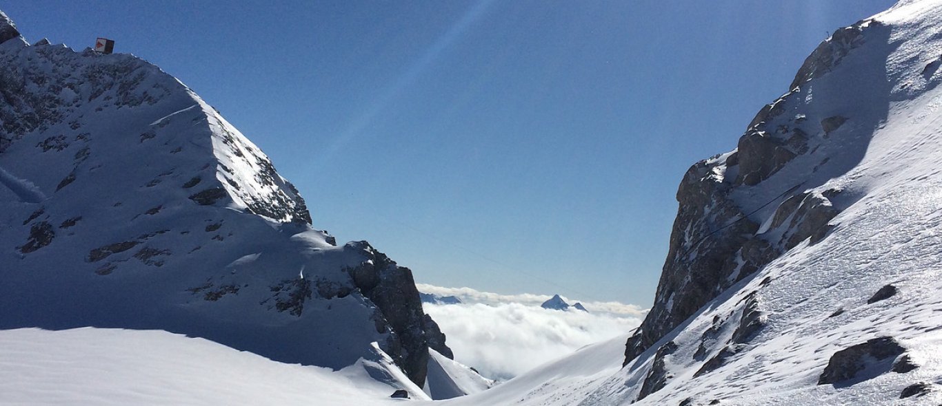 Skiër overleeft val van 45 meter en filmde alles image