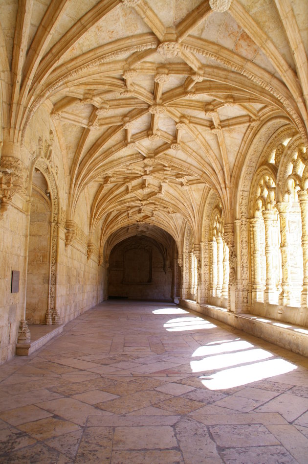 In de kloostergang van het Mosteiro dos Jeronimos