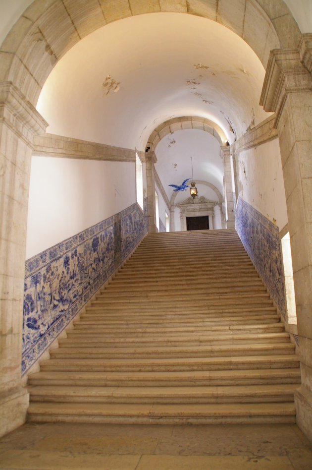 Tegeltableaus in trappenhuis van kloostergang van Mosteiro de Sao Vicente de Fora