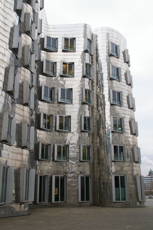 Detail van het glimmende Gehrygebouw