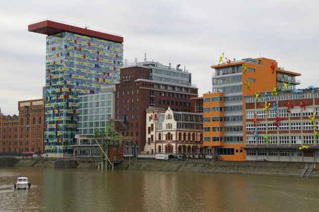 De kleurrijke 'pakhuizen' in Medienhafen