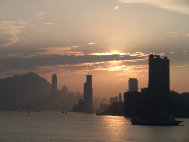 Hongkong in de schaduw van de zon