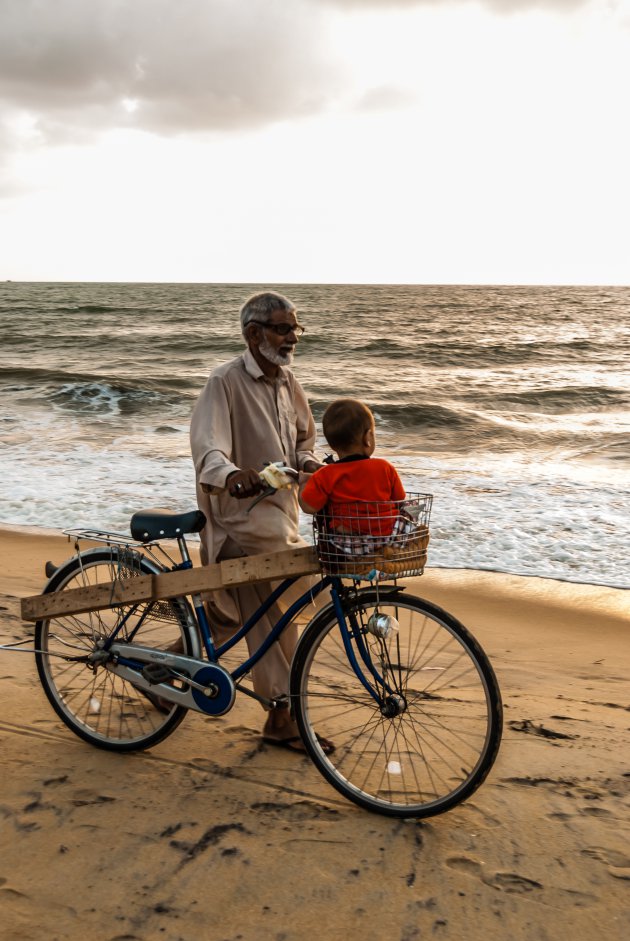 Met de fiets over het Sri Lankese strand
