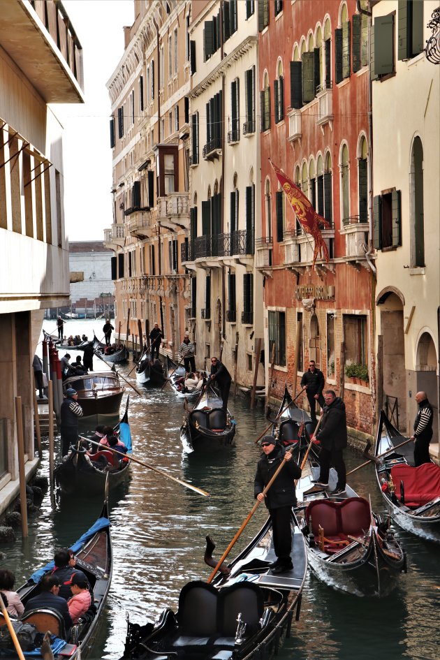 file varen in de wateren van Venetie