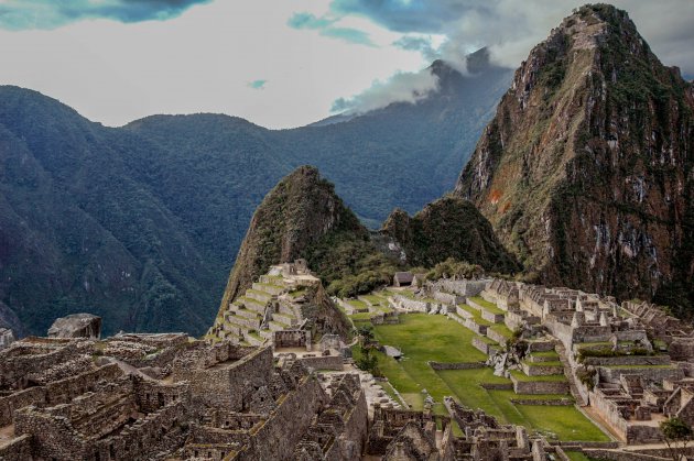 Na een lange wandeling genieten van Machu Picchu