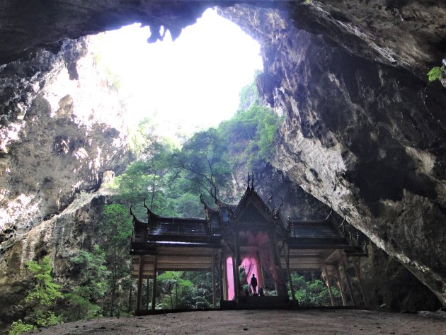 Tempeltje in grot.