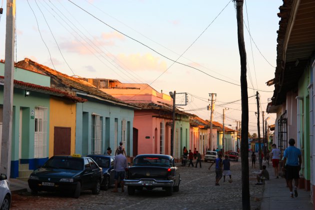 Genieten van het straatleven in Trinidad, Cuba