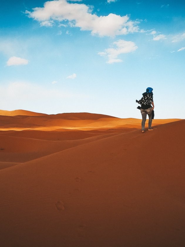 Een wandeling door de eindeloze Sahara.