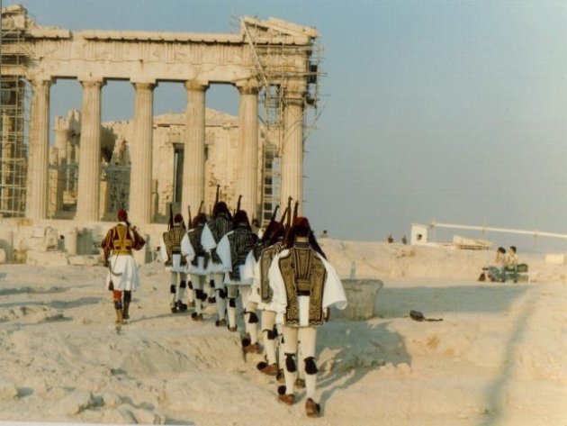vlaggenritueel op akropolis
