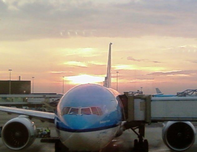 De zon achter het vliegtuig
