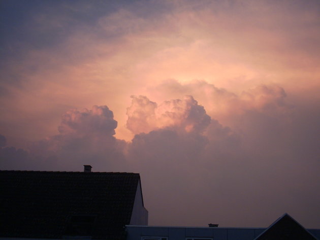 Onweerswolk bij ondergaande zon Rotterdam