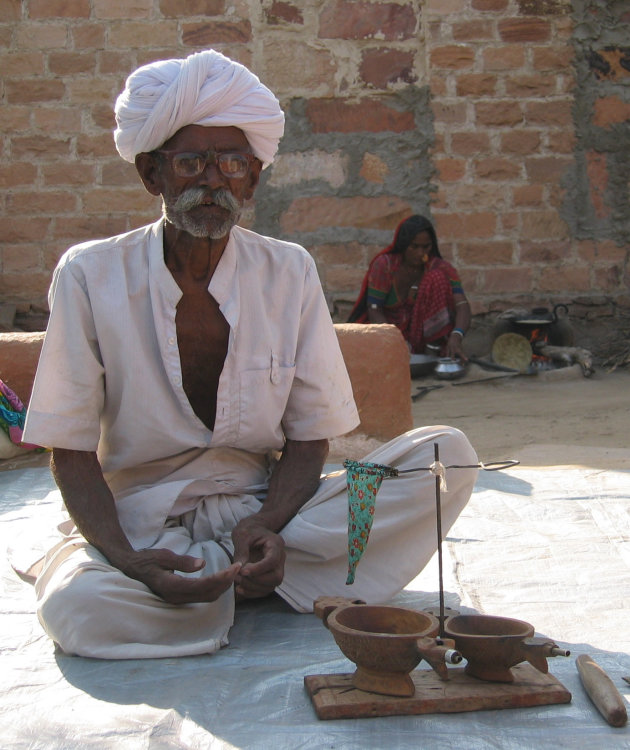 oude man bereidt opium thee