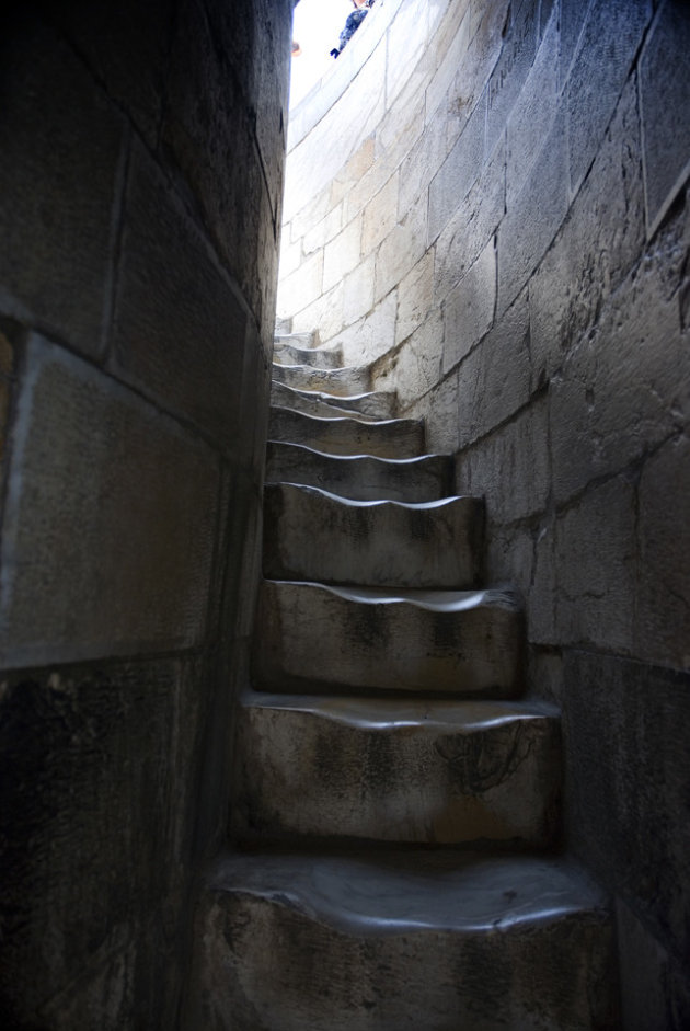 Uitgesleten trappen in de toren van Pisa