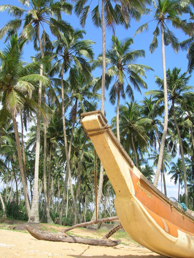 plaatselijke boot op strand