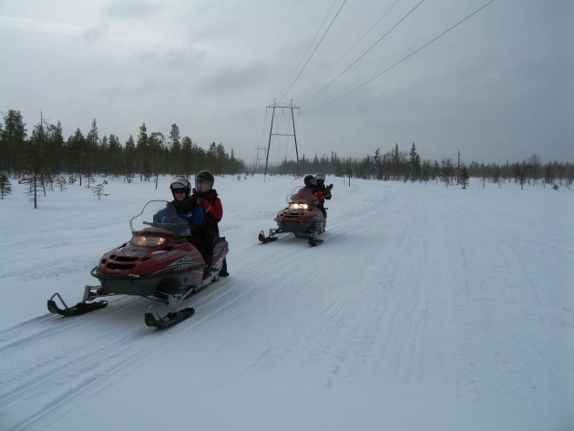 op de Snowmobile door Lapland