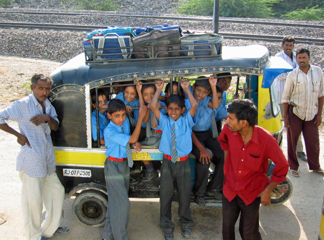 schoolkinderen in de taxi