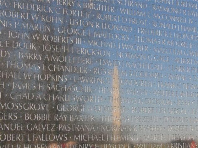 Reflectie van het Washington Monument in het Vietnam Memorial