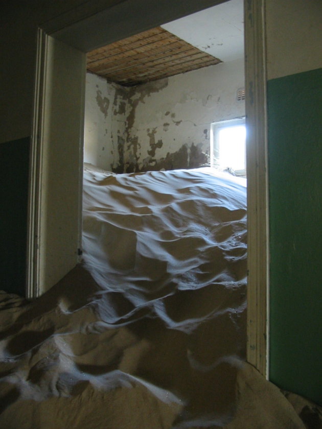 Zand heeft vrij spel in Kolmanskop