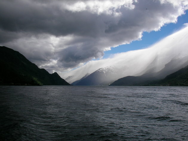 Hardangerfjord in de regen en mist