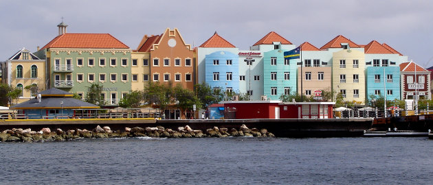 De kleurrijke handelskade van Willemstad