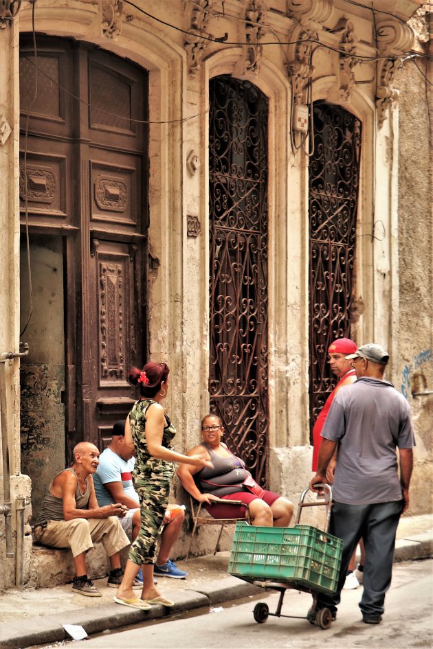op straat in Havana