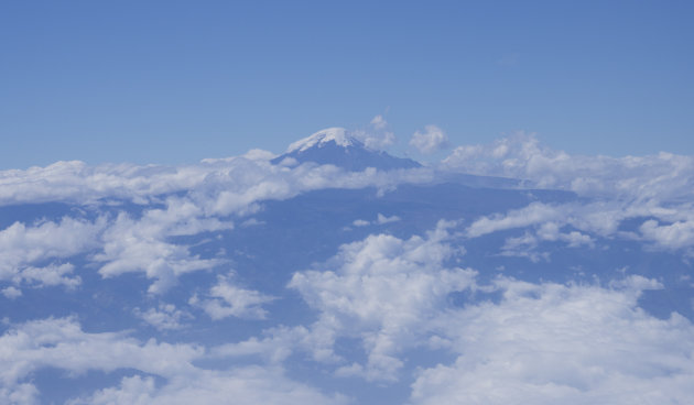 De hoogste vulkaan ter wereld vanuit de lucht.