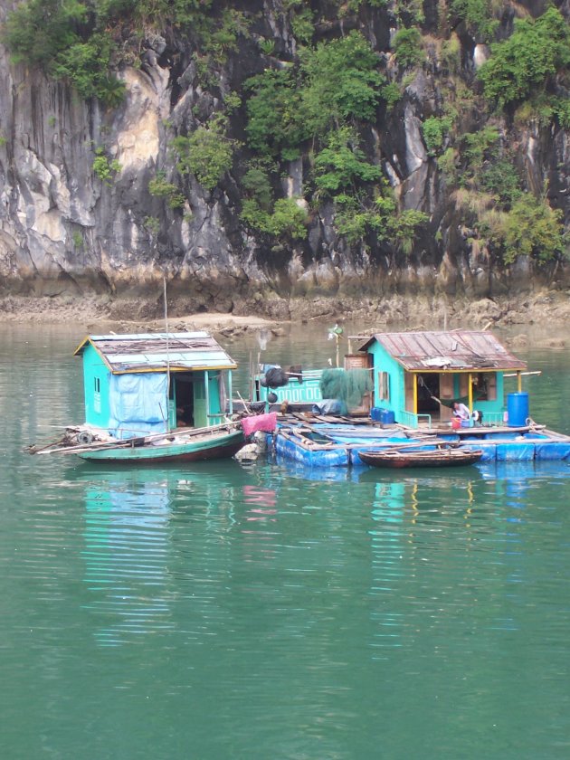Drijvend dorpje in Ha Long bay