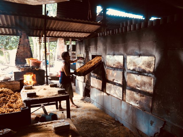 Een Vietnamese lekkernij wordt gemaakt in de Mekong delta