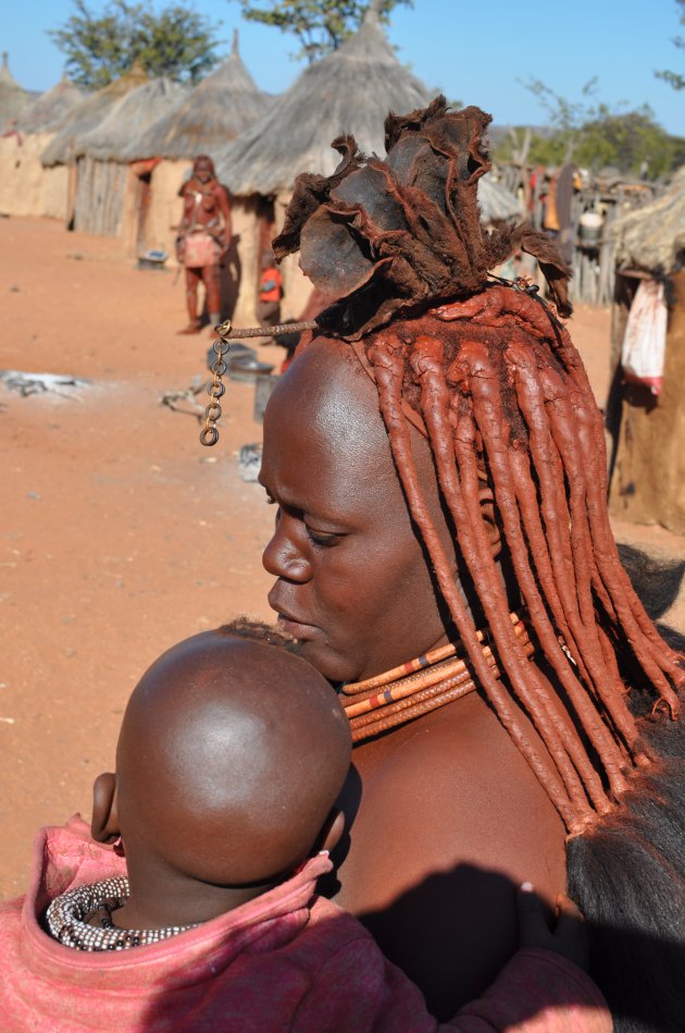 Himba vrouw met kind
