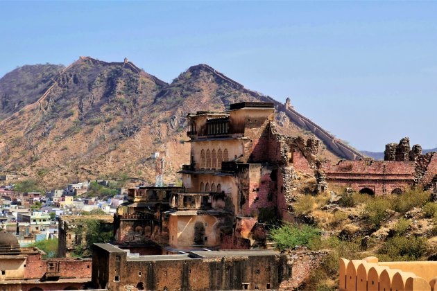 De stadsmuur van Jaipur