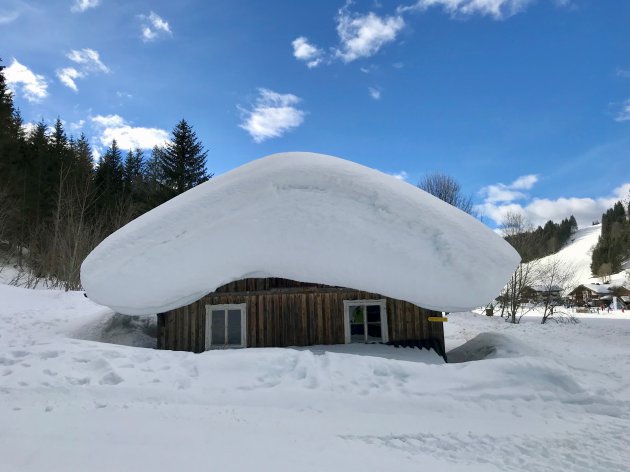 Een berg sneeuw in Oostenrijk