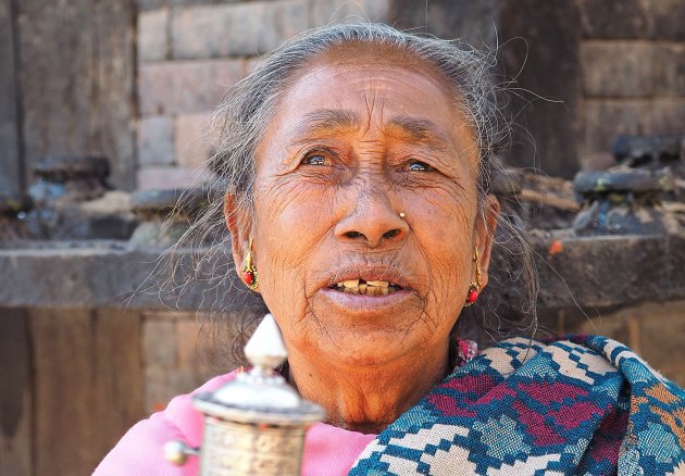 Kleurrijke dame in Bhaktapur