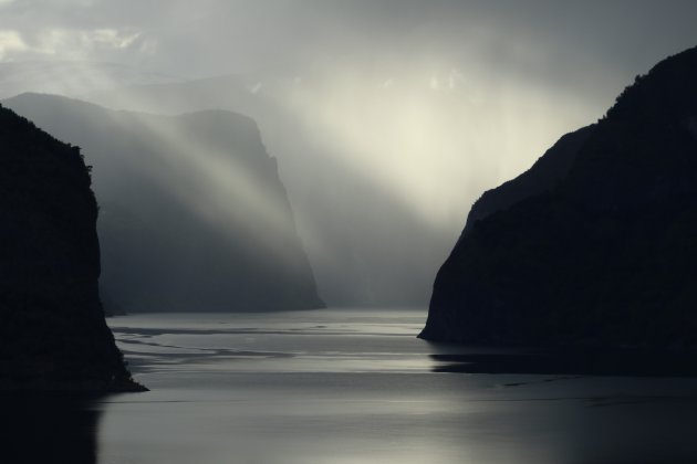 Zonsondergang in aurlandsfjord