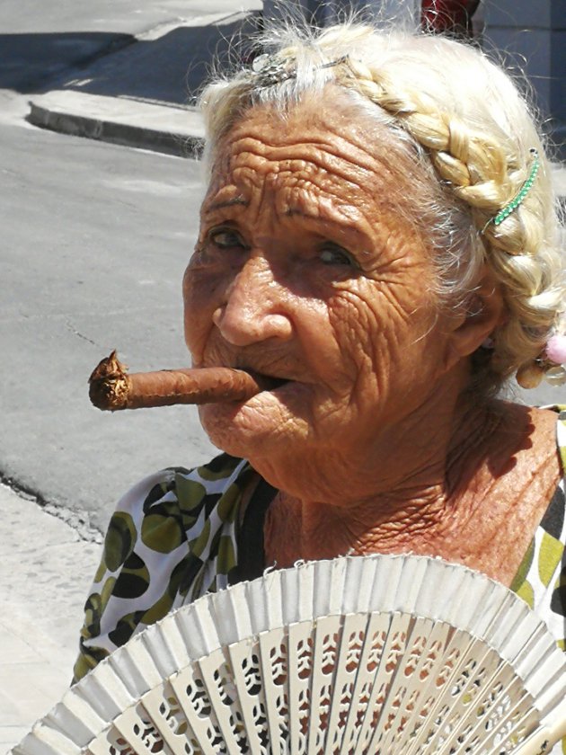 Cubaanse met sigaar