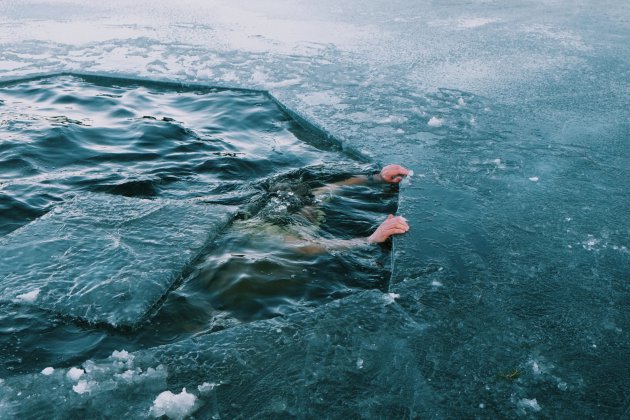 IJszwemmer Trygve neemt een ijskoud bad in Noorwegen