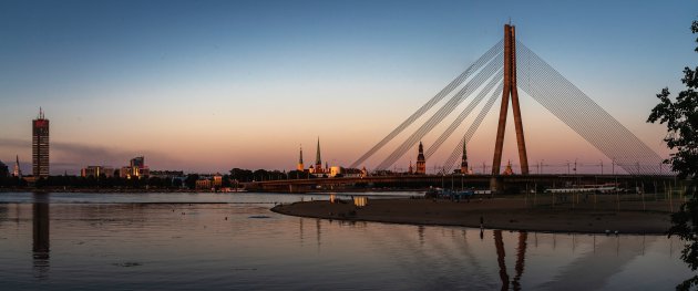 Riga als de avond valt