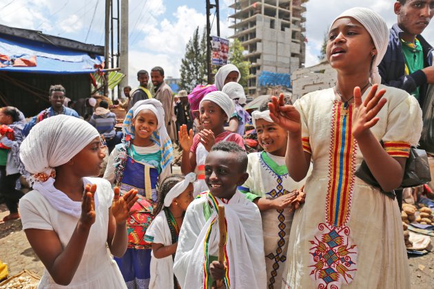 Vrolijk zingende kinderen op de markt in Addis Abeba