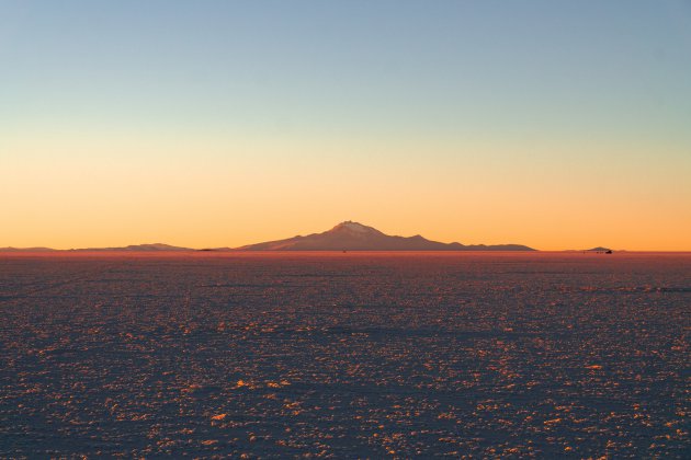 De kleuren van de zonsondergang op de zoutvlakte van Bolivia