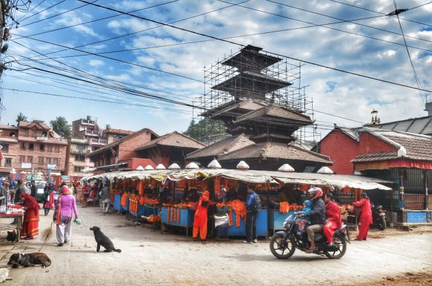 Levendig straatbeeld in Patan