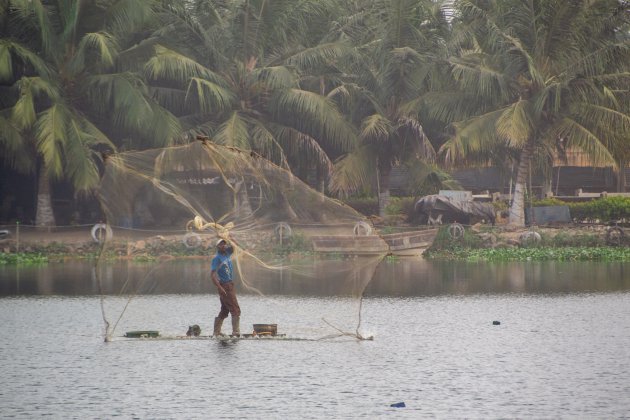 Flaneren over de 'boulevard' van Lomé de vissers aanschouwen
