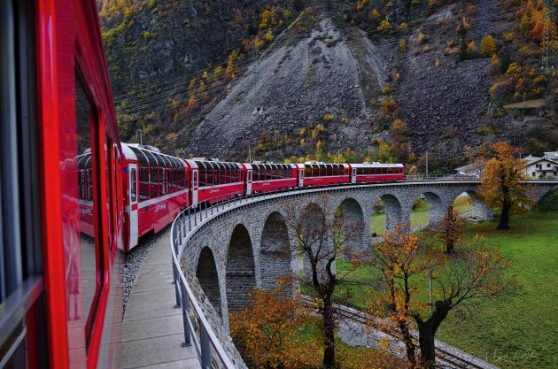 Treinrit door de Alpen in de herfst....