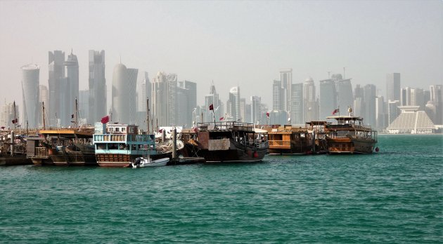 Wandel over de Corniche, de boulevard van Doha