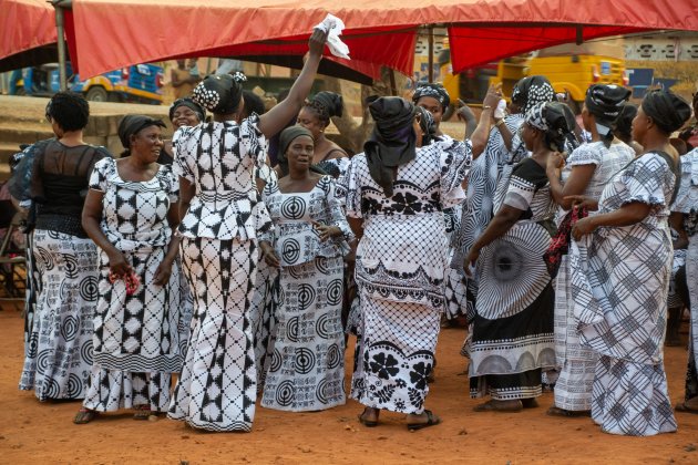 Begrafenis bij Kumasi (3) - dansen
