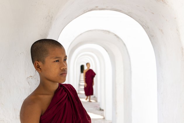 Jonge monniken in Bago