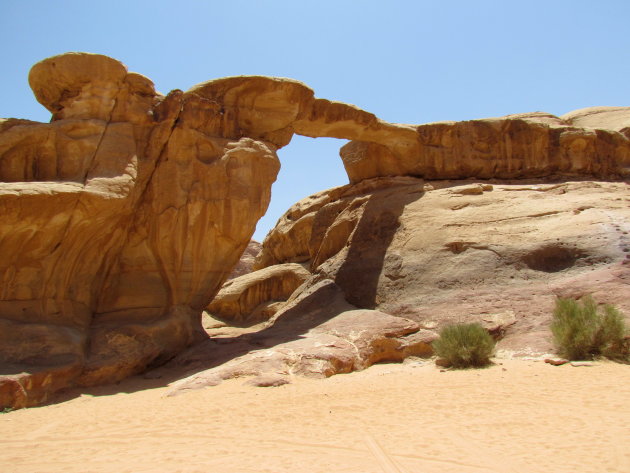 hoge rotsbrug in Wadi Rum